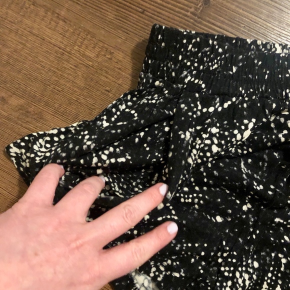 Flowy Dot Pattern Shorts - with pockets!! - Picture 3 of 4